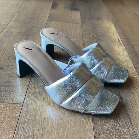 NWT Silver Heel - Picture 3 of 4